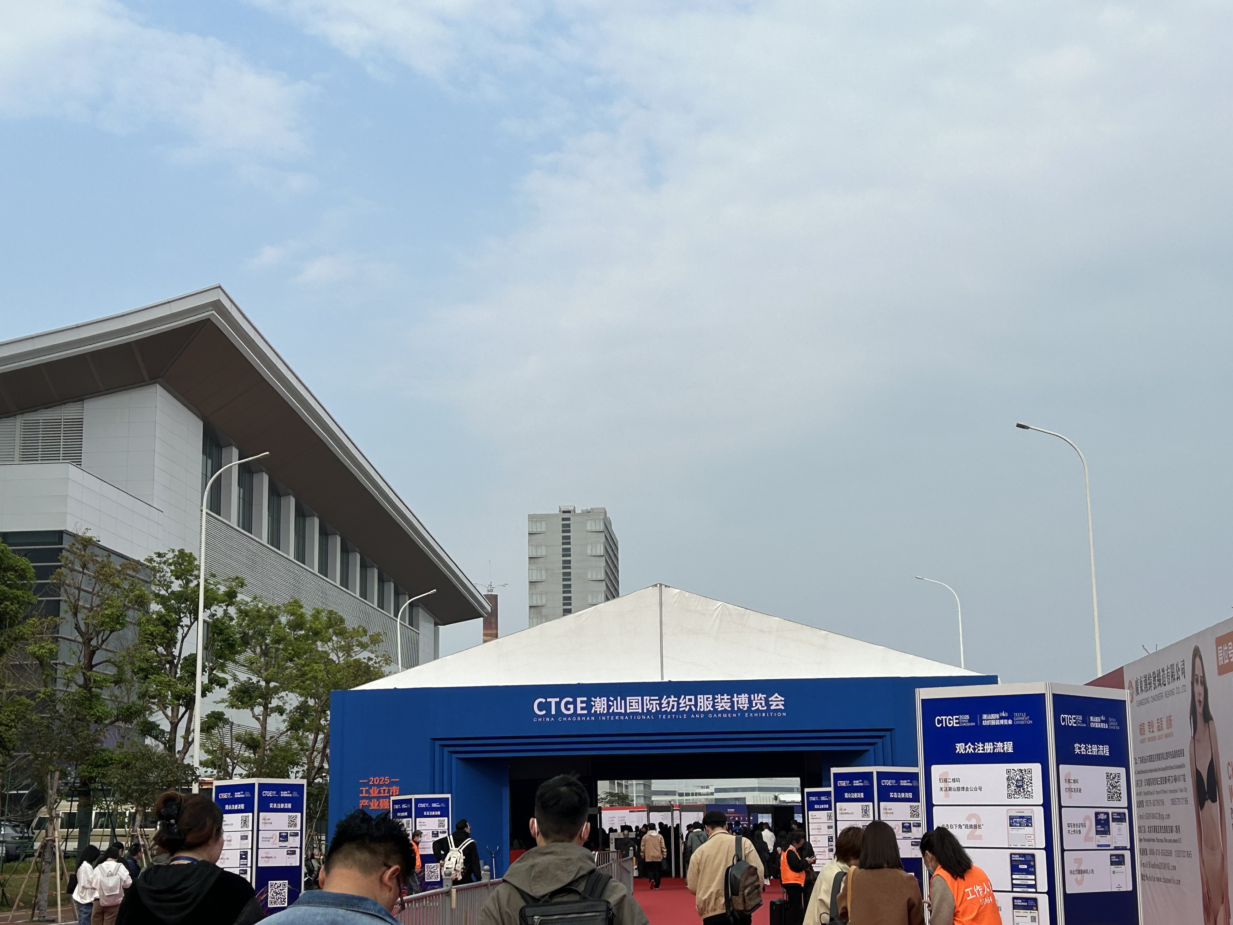 Blog perusahaan terbaru tentang Qingdao X-C Packaging Printing Co., Ltd bersinar di Pameran Fashion Shantou dengan Popular Paper Composite Packaging Solut